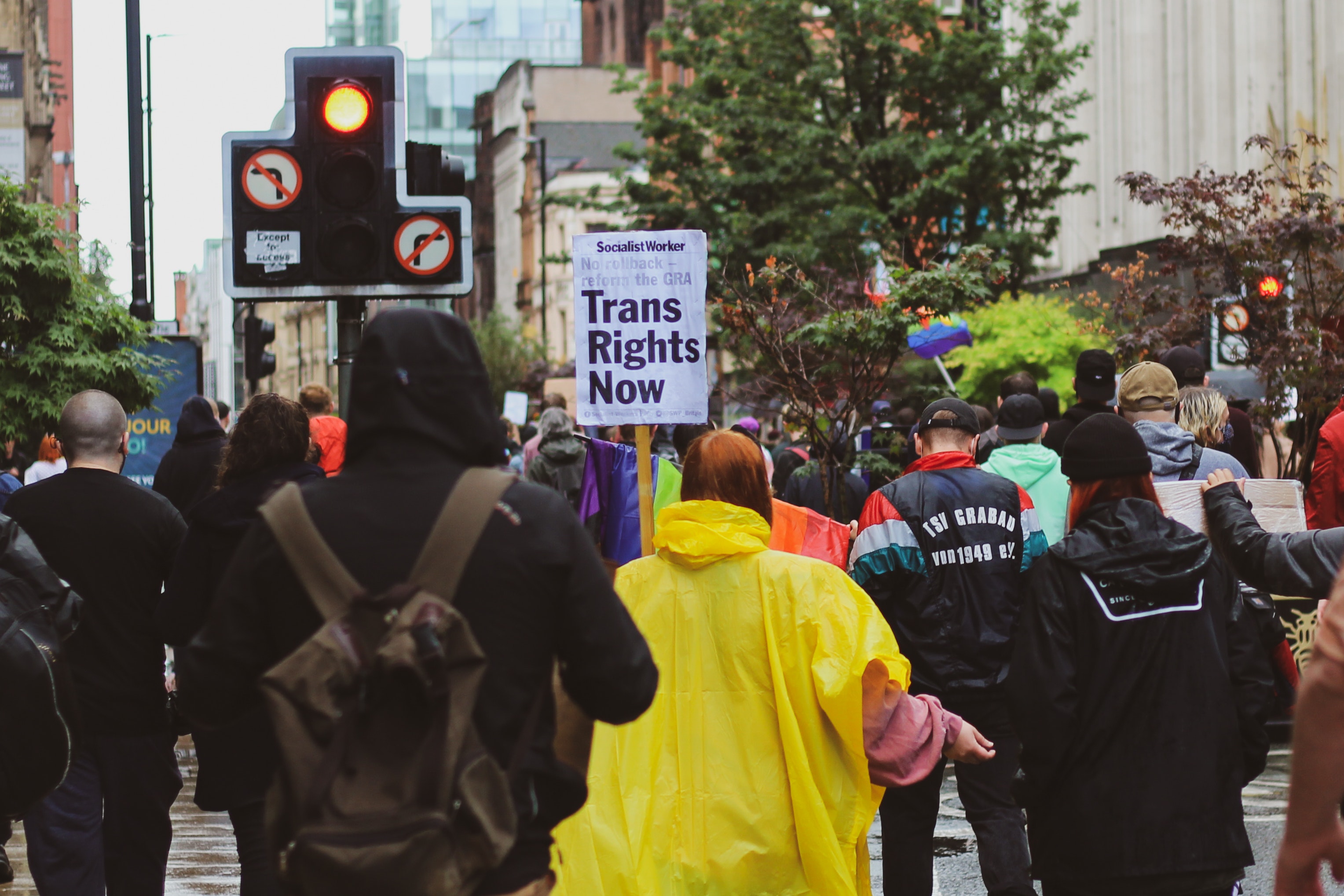 Foto de uma multidão em um protesto em apoio de pessoas trans.