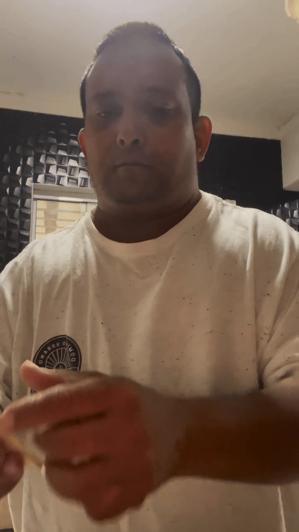 gif do MC Carlos contando sua fortuna