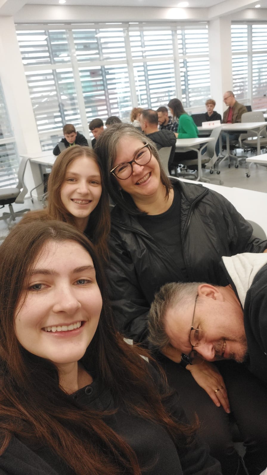 foto da familia 4 pessoas tirando uma self