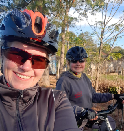 noios duas andando de bike